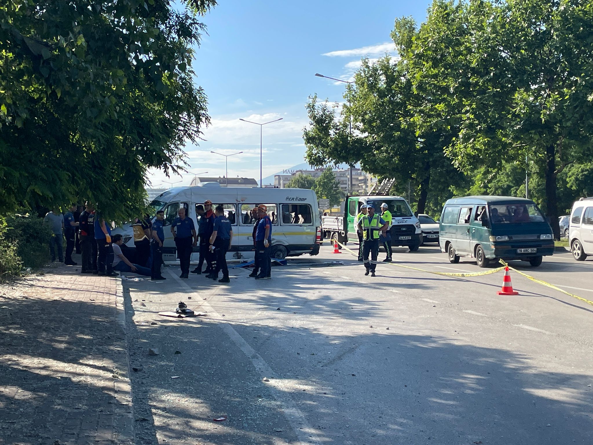 Bursa’da işçi servisi ile otomobil çarpıştı: Ölü ve yaralılar var