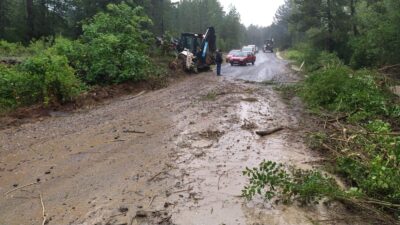Bursa’da dere taştı! Mahallenin yolu kısmen kapandı