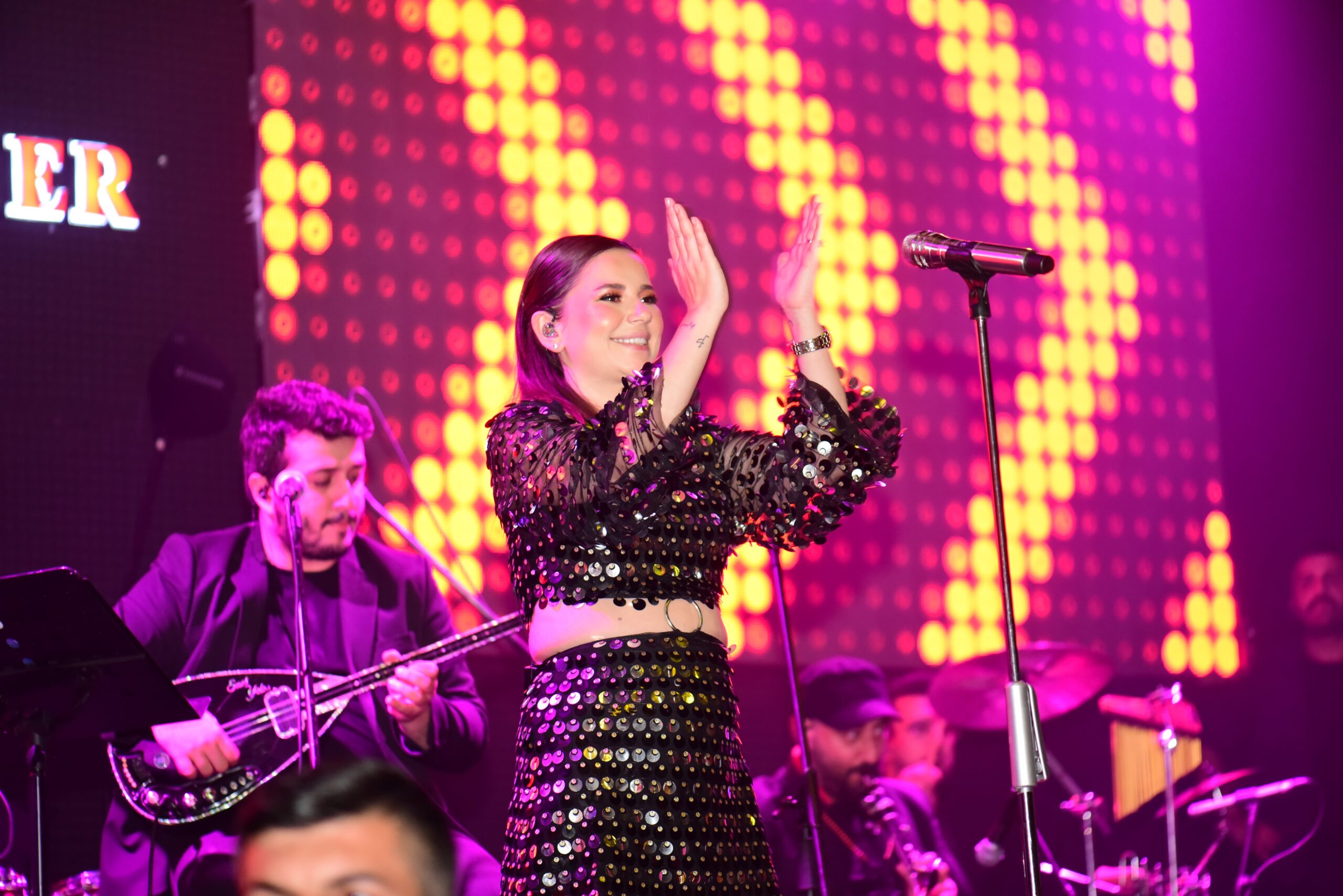 Merve Özbey Bursa’yı salladı