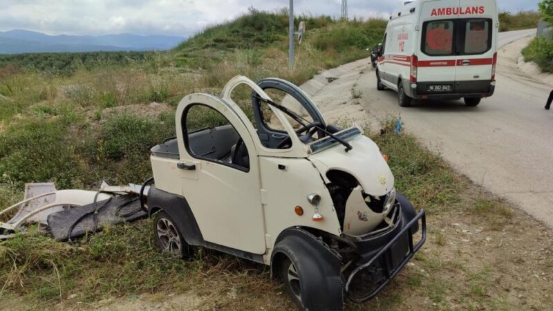 Bursa’nın Orhangazi ilçesinde elektrikli araç, virajı alamayınca sulama kanalına uçtu.