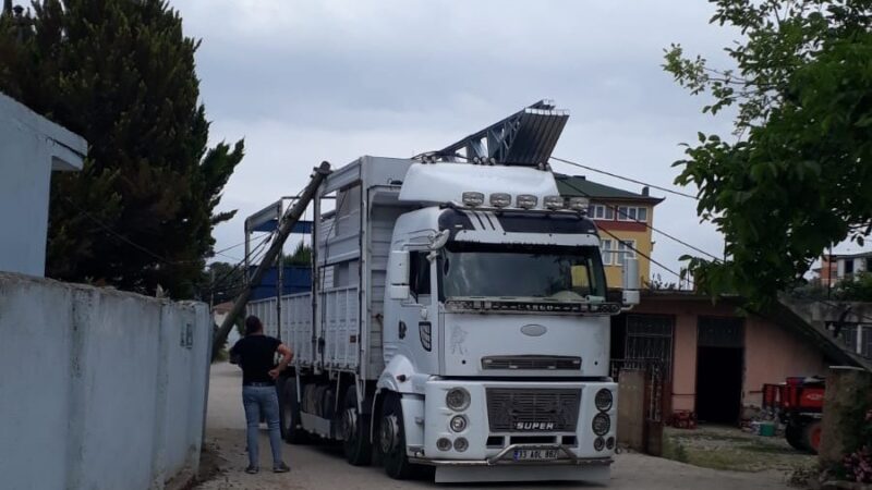 Yer: Bursa… Hesabı tutturamayınca… Bursa'nın İznik ilçesinde prefabrik ev taşıyan kamyon, yüksekliği hesap edemeyince