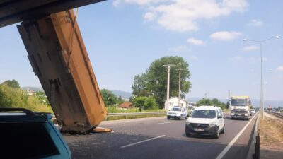 Bursa’da feci kaza! Damperi açık kalan kamyon…