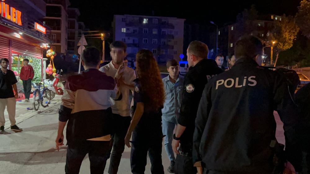 Bursa’da kavgayı ayırmaya giden polislere saldırı: 2’si polis 3 yaralı Bursa’da kavgayı ayırmaya giden polislere saldırı: 2’si polis 3 yaralı