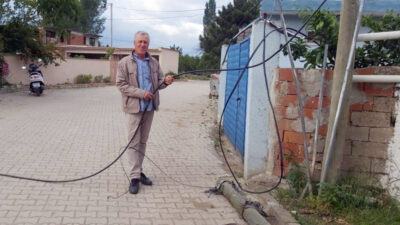Bursa’da direğe çarpan TIR, evleri internetsiz bıraktı