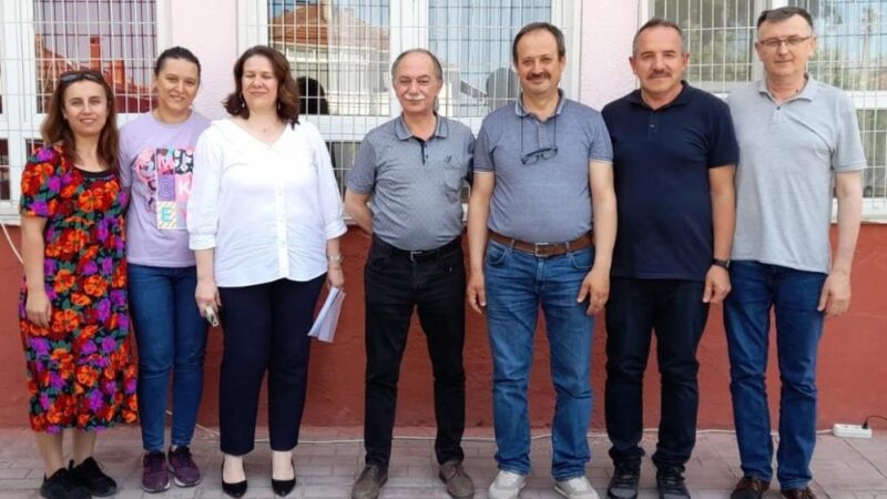 Bursa’daki bu okulda duygu dolu anlar Bursa’nın Yenişehir ilçesindeki 100. Yıl İlkokulu'nda bu yıl sevinç ve