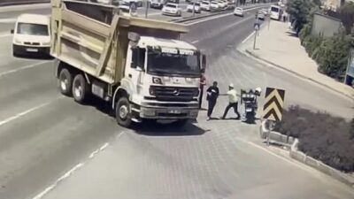 Kamyonu fark etmeyen genci polis böyle kurtardı