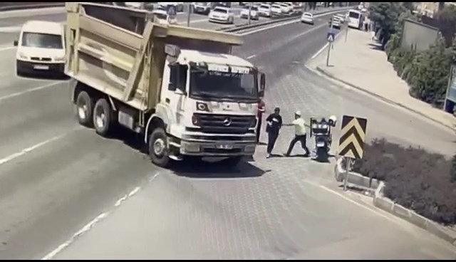 Kamyonu fark etmeyen genci polis böyle kurtardı