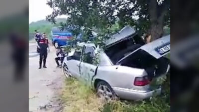 Bursa’da otomobil ağaca çarptı: Yaralılar var