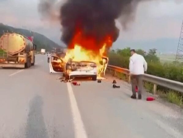 Bursa’da korkutan anlar! Alev topuna döndü Bursa’nın Gürsu ilçesinde seyir halindeki otomobil alev alev yandı. Orhangazi