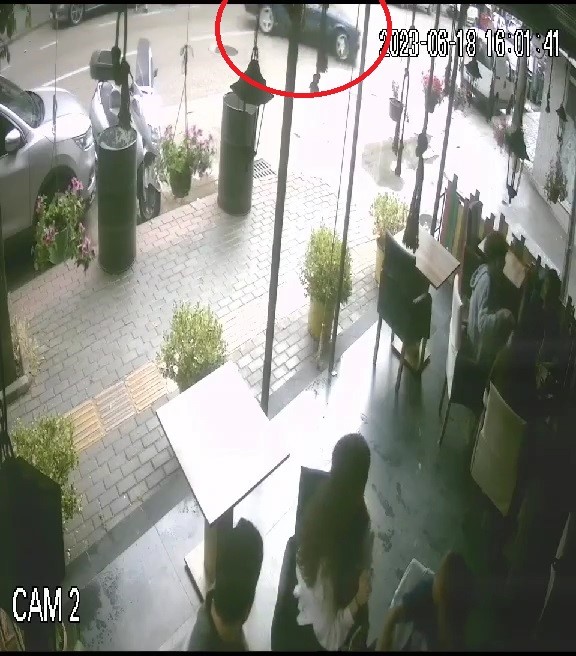 Bursa’da alkollü sürücü park halindeki 3 araca çarptı