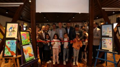 İnegöl Belediyesi Çocuk Resim Atölyesinde eğitim alan 8-13 yaş aralığındaki