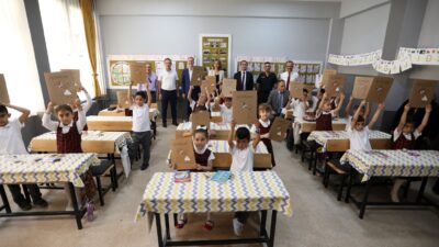 İnegöl protokolü öğrencilerin karne heyecanına ortak oldu