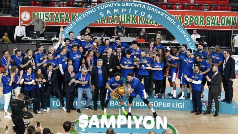 Türkiye Basketbol Süper Ligi play-off final serisinde Pınar Karşıyaka'ya 3-0
