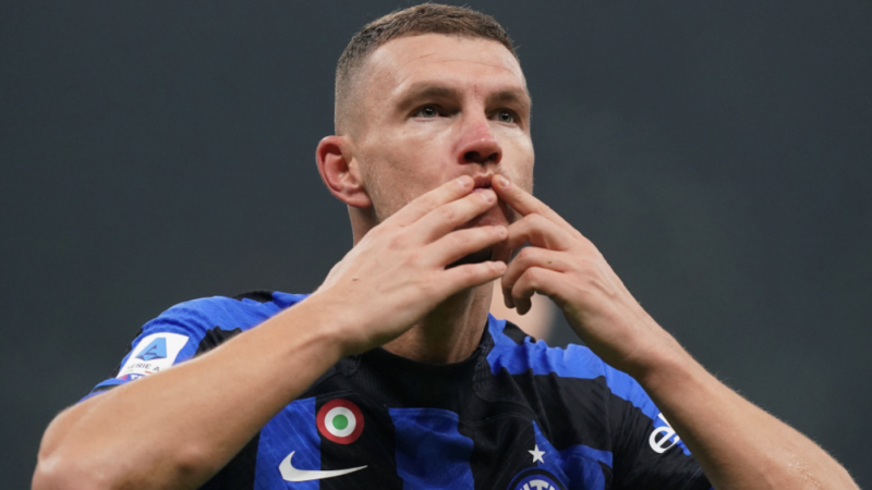Edin Dzeko resmen Fenerbahçe’de Fenerbahçe, Boşnak futbolcu Edin Dzeko'yu transfer etti. Tecrübeli yıldız, sarı