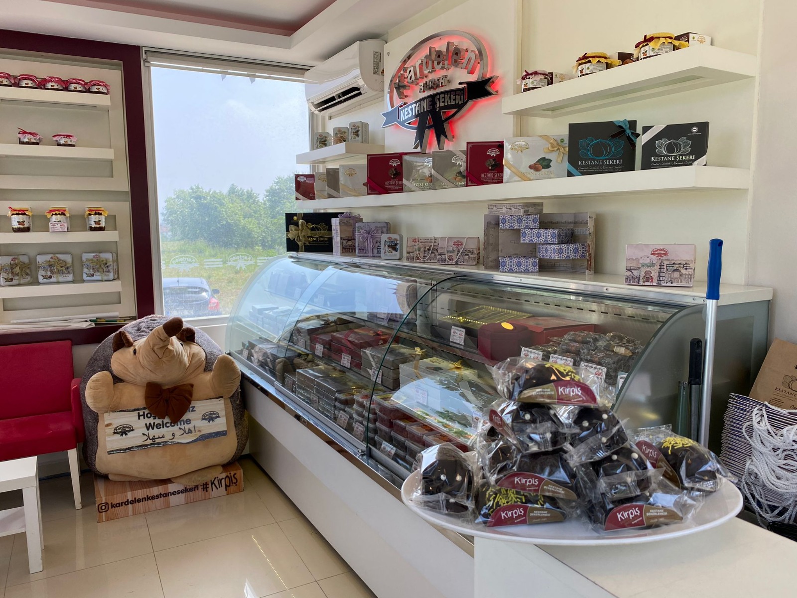 Bayramlık kestane şekerleri vitrinlerde Bayramlık kestane şekerleri vitrinlerde