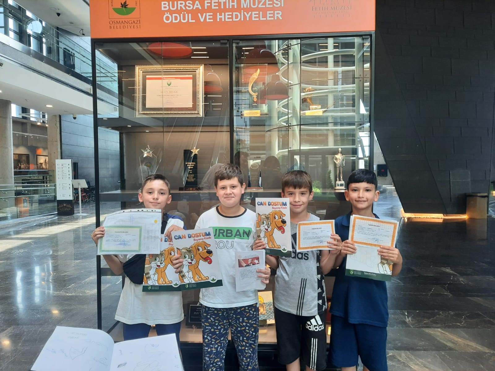 Osmangazi’den öğrencilere karne hediyesi Osmangazi’den öğrencilere karne hediyesi