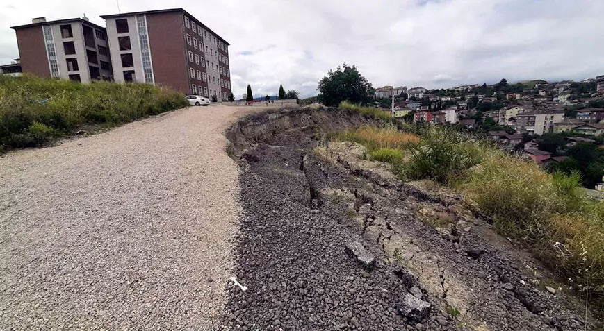 Karabük’te 2 okulun yakınında heyelan alarmı! Karabük’te 2 okulun yakınında heyelan alarmı!