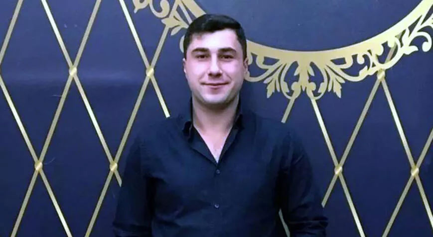 Tabela takarken elektrik akımına kapılıp öldü Tabela takarken elektrik akımına kapılıp öldü