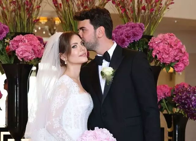 Eda Ece ve Buğrahan Tuncer evlendi! Gelinlikleri gündem oldu Eda Ece ve Buğrahan Tuncer evlendi! Gelinlikleri gündem oldu