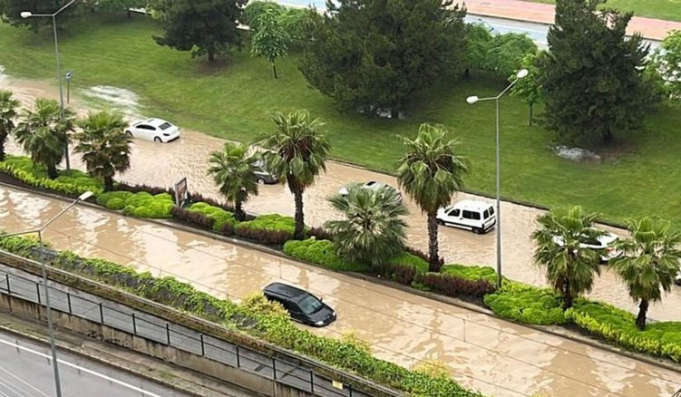 Samsun sele teslim oldu! Kayık ve botla gezdiler!
