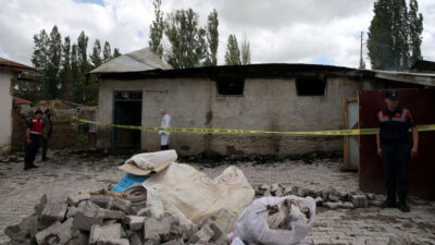 Köyde 6 farklı noktada yangın çıktı; 13 büyükbaş öldü, ev ve ahırlar yandı