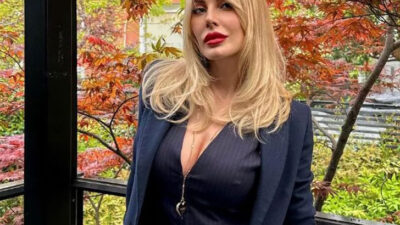 İddialı kombiniyle dikkat çekti! Hırkasının önünü açtı