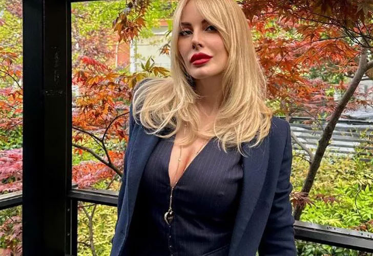 İddialı kombiniyle dikkat çekti! Hırkasının önünü açtı