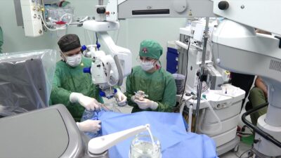 Türk doktorların göz ameliyatı İtalya’da canlı izlendi