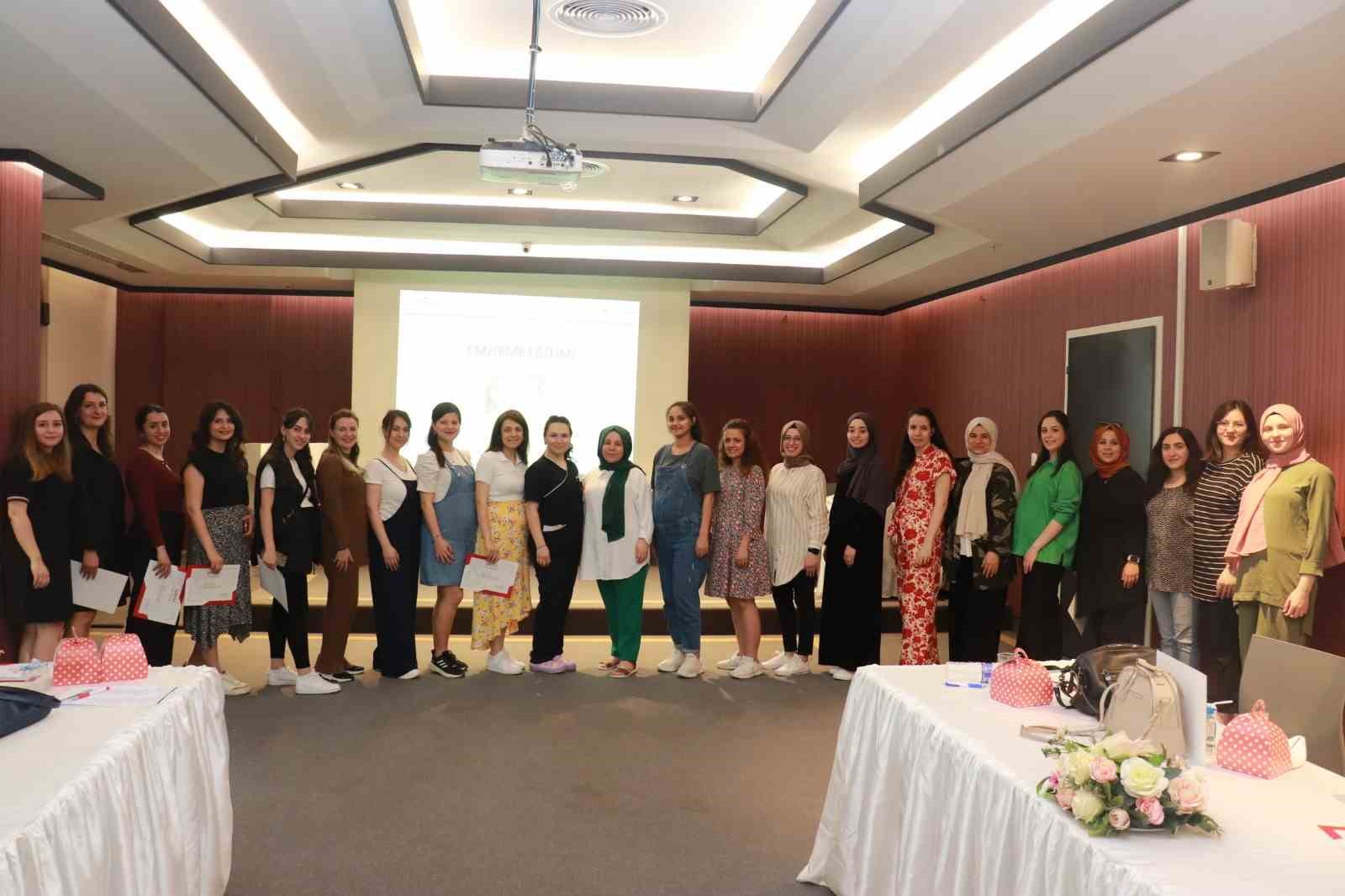 Hayat Hastanesi’nde anne adayları sertifikalarını aldı