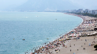 Antalya’da sahil doldu! YKS’den çıkan denize koştu