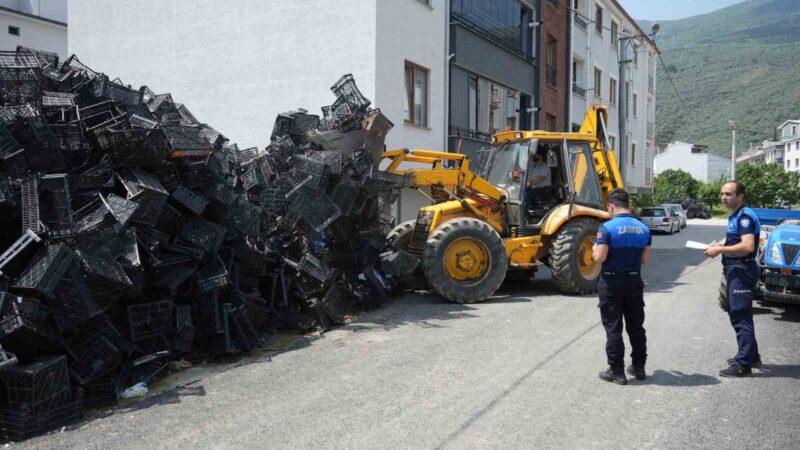 Binlerce boş sele biriktiren vatandaşa zabıta müdahalesi Gemlik ilçesi Eşref Dinçer Mahallesi’nde bulunan boş bir arazide binlerce