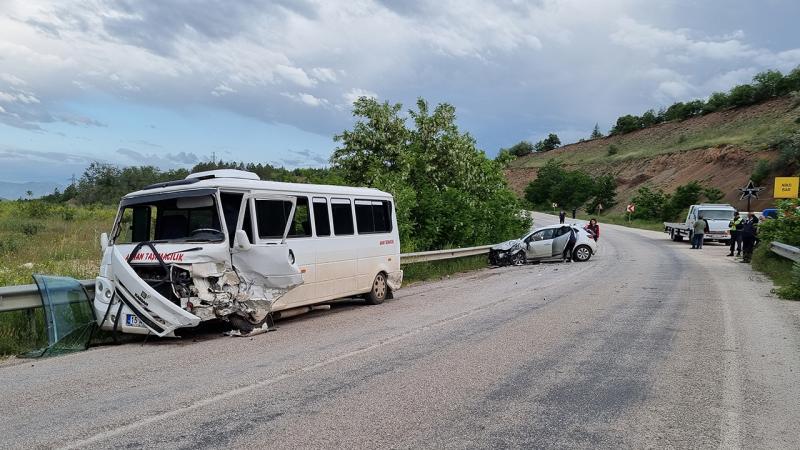 İşçi minibüsüyle otomobil çarpıştı: 14 yaralı