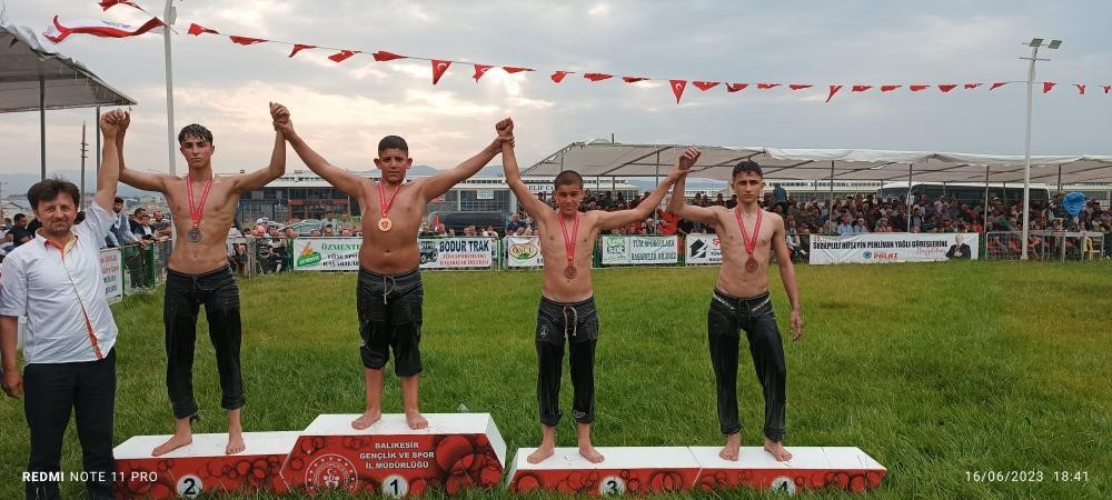 Bursa Büyükşehir Belediyesporlu güreşçilerden 16 madalya Bursa Büyükşehir Belediyesporlu güreşçilerden 16 madalya