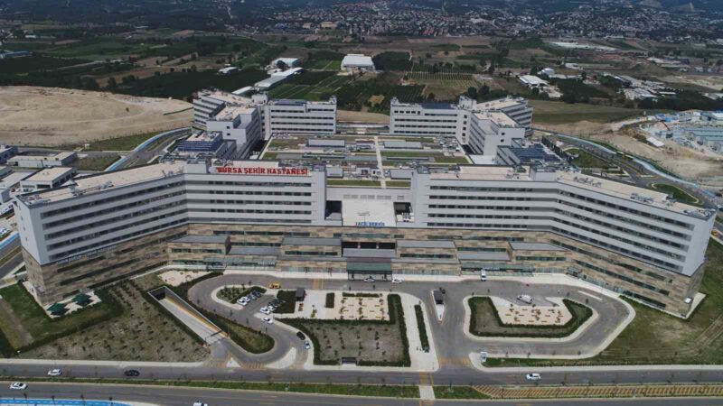 Bursa Şehir Hastanesi şifa dağıtıyor! Bir hastaya daha umut oldu Bursa Şehir Hastanesi'nde yapılan minimal invaziv kalp cerrahisi ameliyatı, bir