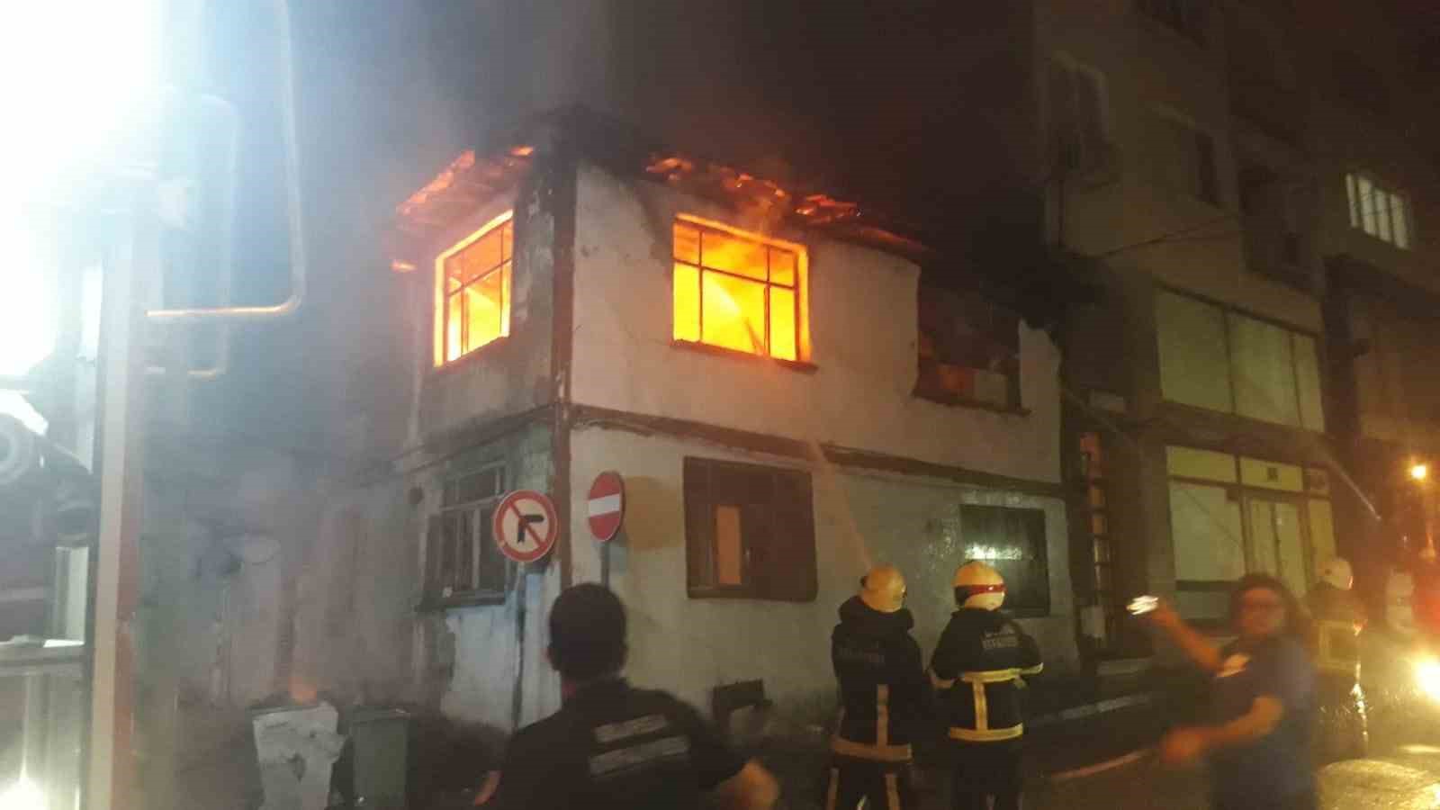 Bursa’da 2 katlı ahşap ev alev alev yandı Bursa’da 2 katlı ahşap ev alev alev yandı