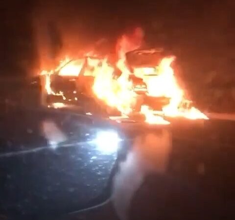 Bursa’da seyir halindeki otomobil alev topuna döndü Bursa’da seyir halindeki otomobil alev alev yandı. O anlar vatandaşların