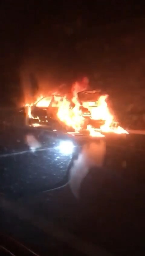 Bursa’da seyir halindeki otomobil alev topuna döndü Bursa’da seyir halindeki otomobil alev topuna döndü