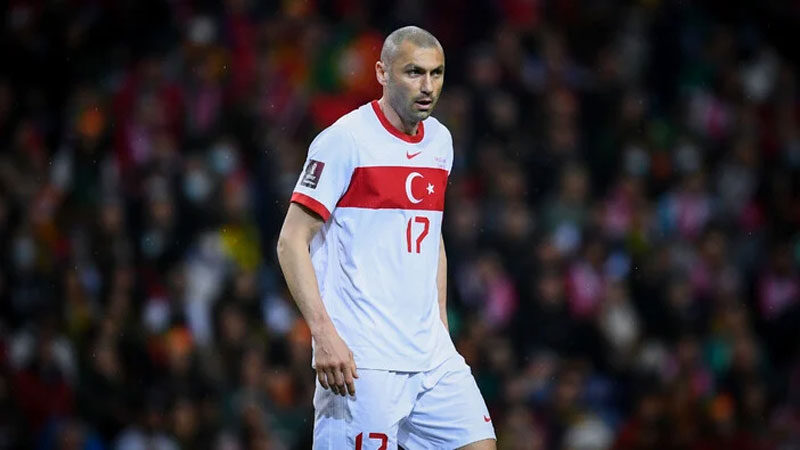 Hollanda ekibi Fortuna Sittard'la yollarını ayırdığını duyuran Burak Yılmaz, futbolu