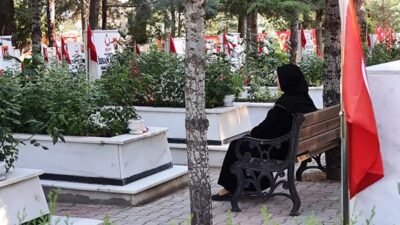 Depremzedeler bayram namazı sonrası yakınlarının mezarlarını ziyaret etti