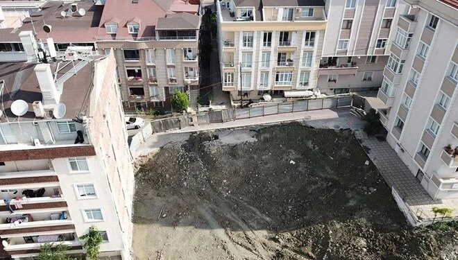 Yol çöktü: 6 katlı bina tedbir amaçlı boşaltıldı