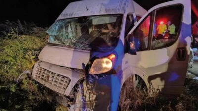 Servis aracı şarampole yuvarlandı: 14 yaralı