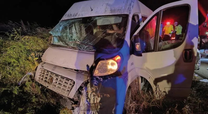 Servis aracı şarampole yuvarlandı: 14 yaralı