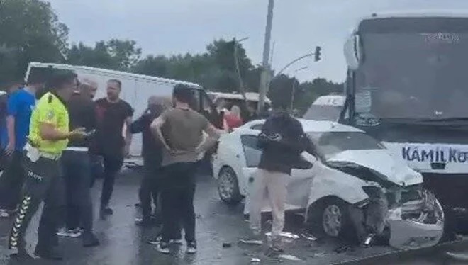 Karşı şeride geçen otobüs çok sayıda araca çarptı