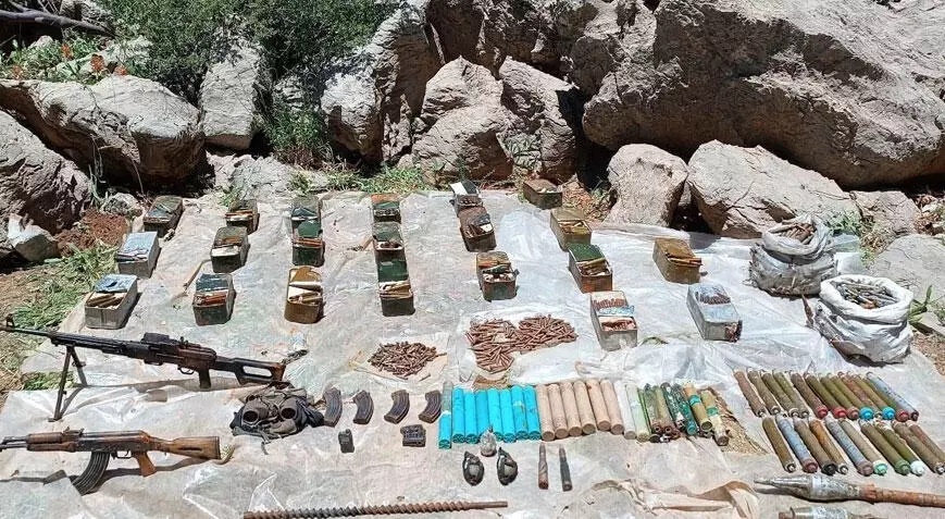 Teröristlere ağır darbe! Çok sayıda silah ve mühimmat ele geçirildi