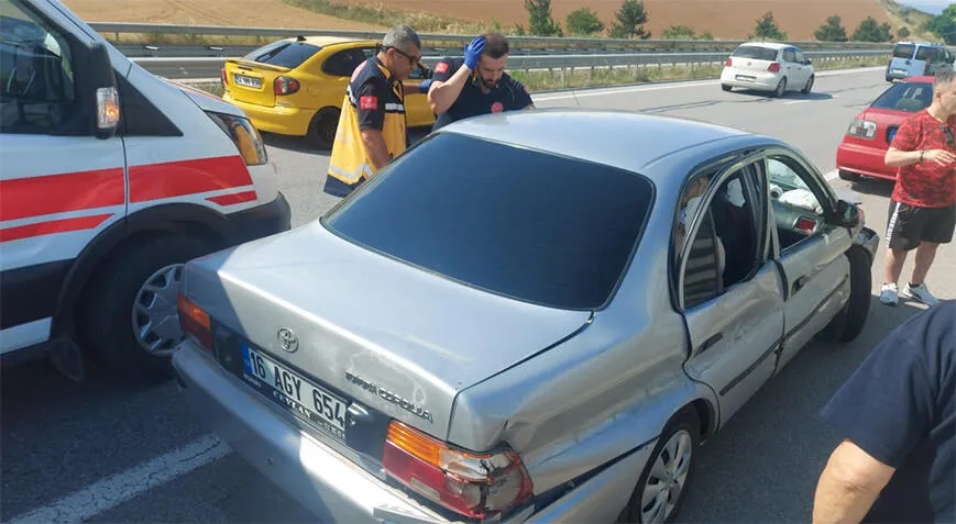 Amasya’da otomobil bariyere çarptı; 1’i çocuk 6 yaralı Amasya’da otomobil bariyere çarptı; 1’i çocuk 6 yaralı