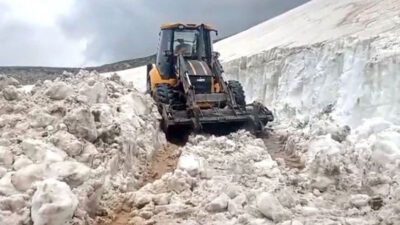 Haziranın ortasında karla mücadele