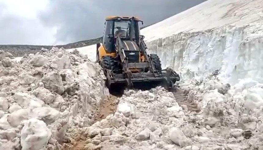Haziranın ortasında karla mücadele
