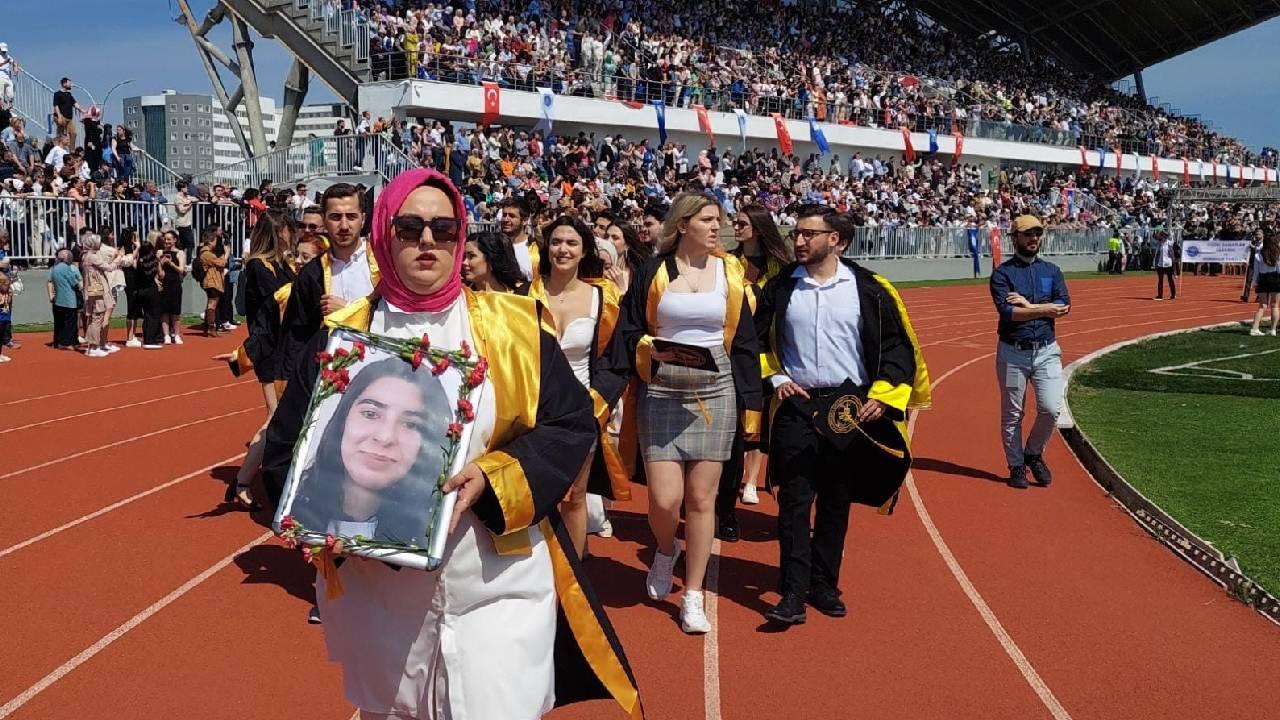 En buruk mezuniyet! Depremde hayatını kaybeden arkadaşlarının fotoğrafını taşıdılar