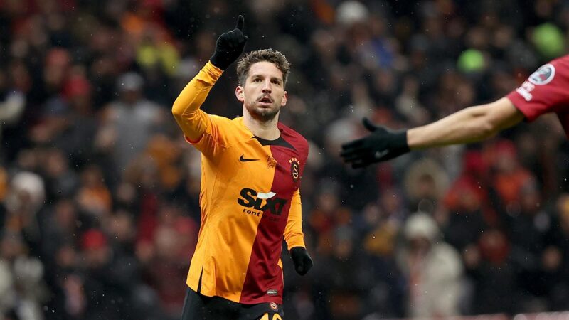 Galatasaray'da forma giyen Belçikalı yıldız Dries Mertens, resmi sosyal medya