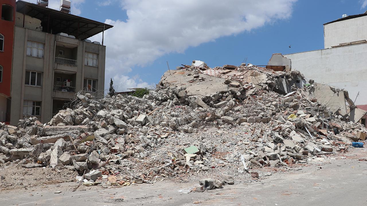 Hatay’da ağır hasarlı 4 katlı bina kendiliğinden yıkıldı Hatay’da ağır hasarlı 4 katlı bina kendiliğinden yıkıldı